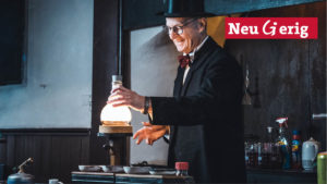 Dr. Herbert Lepper beim Experimentieren im historischen Auditorium
