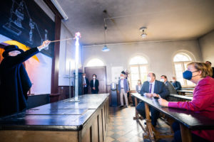 Angela Merkel im Historischen Hörsaal beim Experiment mit Dr. Herbert Lepper (Foto: Bundesregierung/Steffen Kugler)