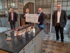 Mitglieder des Rotary-Club bei der Übergabe des Spenden-Schecks an die Justus-Liebig-Gesellschaft