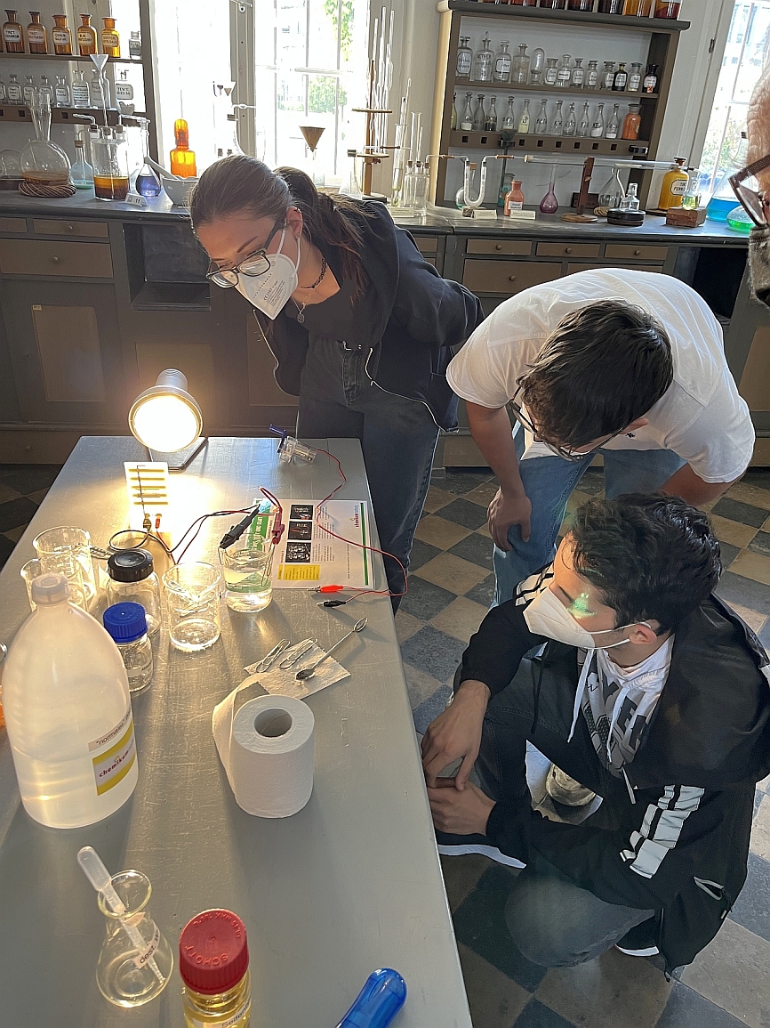 Experimente zur Zukunft der Energie im Historischen Labor: Schülerinnen und Schüler beim Chemikum-Workshop im Liebig-Museum (Foto: Dr. Ina Budde/Chemikum Marburg)