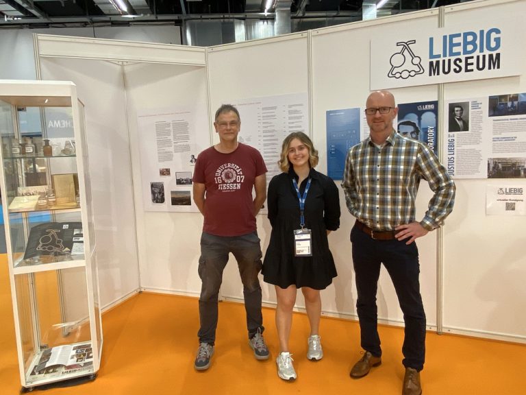 Prof. Dr. Siegfried Schindler, Anna Fotidis und Dr. Bernd Commerscheidt (v.l.n.r.) auf dem Stand des Liebig-Museums auf der ACHEMA 2022