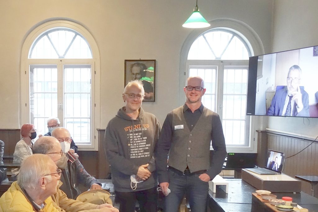 Prof. Dr. Richard Göttlich, Dr. Bernd Commerscheidt und Prof. Dr. Gerd Hamscher nach ihrer Wahl bei der außerordemtlichen Mitgliederversammlung der Justus Liebig-Gesellschaft im historischen Auditorium des Liebig-Laboratoriums (Foto: Manuel Heinrich)