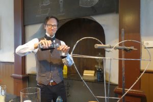 Rolf Goldstein lädt zur Kinder-Experimentalvorlesung in Liebigs Historischen Hörsaal ein - das Herz wird eine leuchtende Rolle spielen