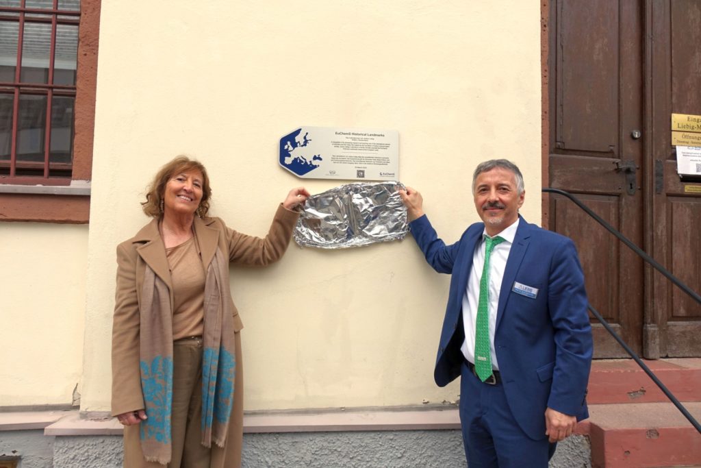 Enthüllung der Plakette des „EuChemS Historical Landmarks Award“ durch Prof. Dr. Angela Agostiano, Präsidentin-elect der EuChemS und Prof. Dr. Gerd Hamscher, Vorsitzender der Justus Liebig-Gesellschaft