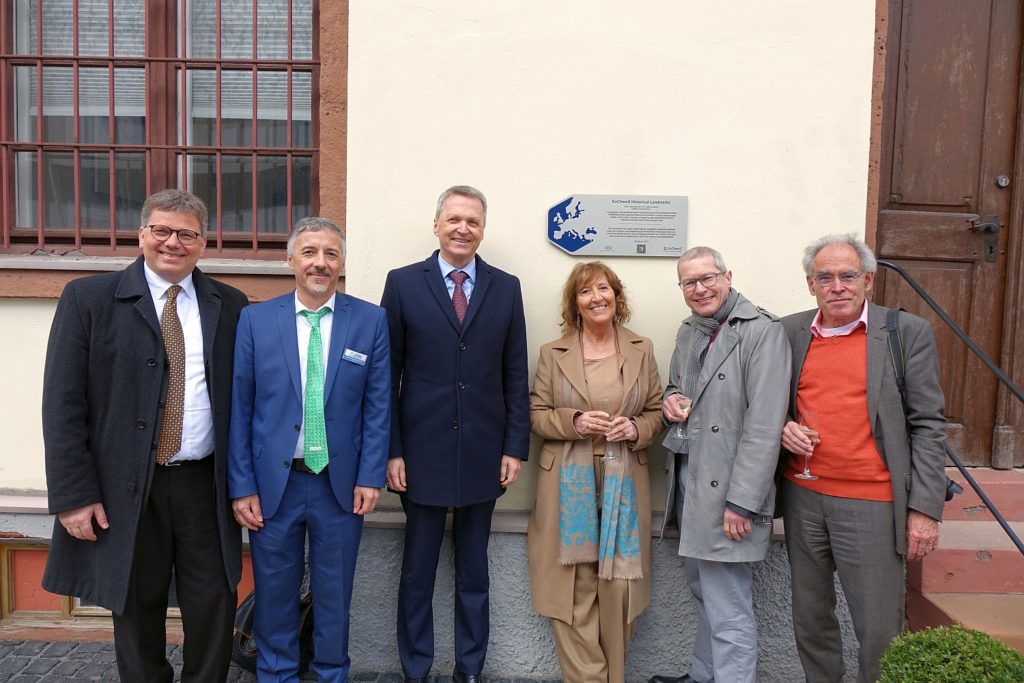 Gruppenbild nach der feierlichen Verleihung mit (v.l.n.r.) Frank-Tilo Becher, Oberbürgermeister der Stadt Gießen, Prof. Dr. Gerd Hamscher, Vorsitzender der Justus Liebig-Gesellschaft, Martin Rößler, Regierungsvizepräsident Regierungspräsidium Gießen für das Land Hessen, Prof. Dr. Angela Agostiano, Präsidentin-elect der EuChemS, Prof. Dr. Wolfram Koch, GDCh-Geschäftsführer und Prof. Dr. Christoph Meinel Vorsitzender der GDCh-Kommission Historische Stätten der Chemie