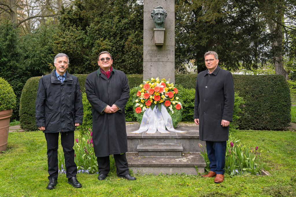 Gießens Oberbürgermeister Frank-Tilo Becher, der Vizepräsident für Forschung und Förderung des wissenschaftlichen Nachwuchses der Justus-Liebig-Universität Gießen, Prof. Dr. Martin Kramer, und Prof. Dr. Gerd Hamscher, Vorsitzender der Justus Liebig-Gesellschaft vor dem Liebig-Denkmal (v.r., Foto: JLU / Roland Duss)