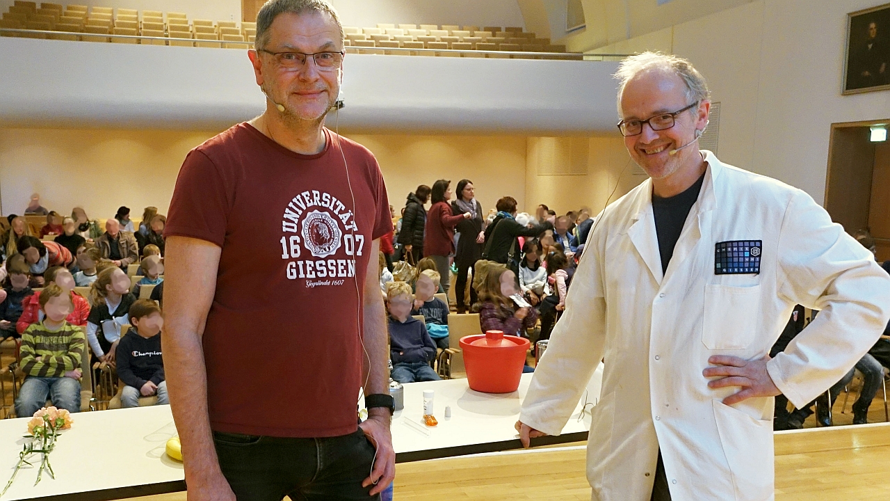 Prof. Dr. Richard Göttlich und Prof. Dr. Siegfried Schindler bei der Kindervorlesung 2019