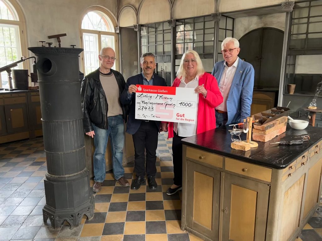 Gruppenbild bei der Scheckübergabe im Liebig-Laboratorium