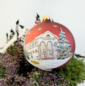 Gießener Weihnachtskugel mit dem Liebig-Museum als Motiv (Foto: Julia Bäuml/Gießen Marketing GmbH)