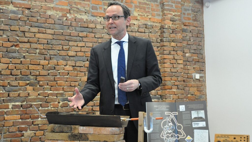 Professor Dr. Peter R. Schreiner bei der Verleihung des EuChems Historical Landmarks Award an das Liebig-Laboratorium 2023 (Foto: Prof. Dr. Christoph Meinel / GDCh Gesellschaft Deutscher Chemiker e.V.)