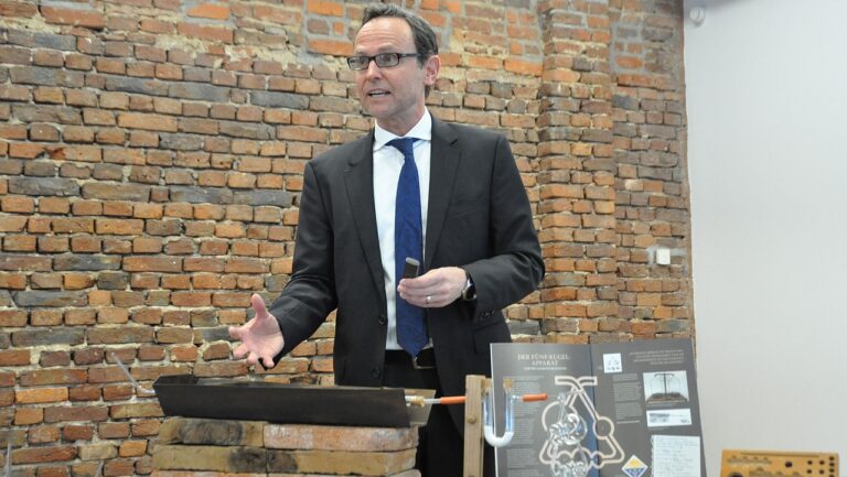 Professor Dr. Peter R. Schreiner bei der Verleihung des EuChems Historical Landmarks Award an das Liebig-Laboratorium 2023 (Foto: Prof. Dr. Christoph Meinel / GDCh Gesellschaft Deutscher Chemiker e.V.)