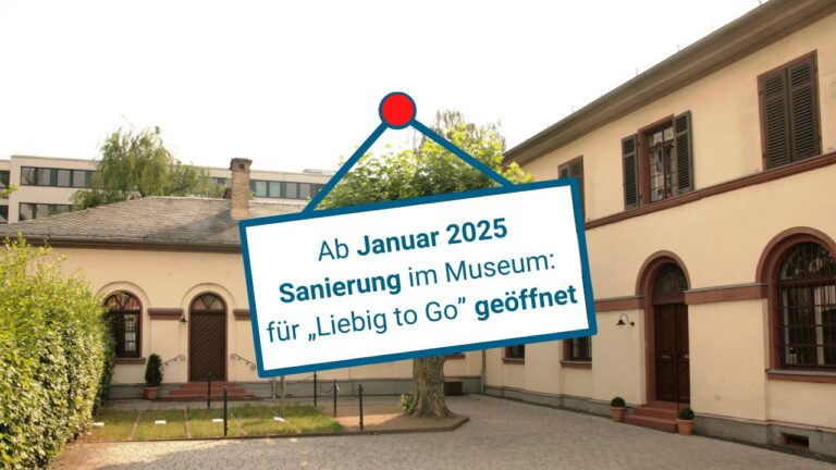 Schild: ab Januar Sanierung im Museum vor einem Foto des Liebig-Museums. Für "Liebig to Go" geöffnet!