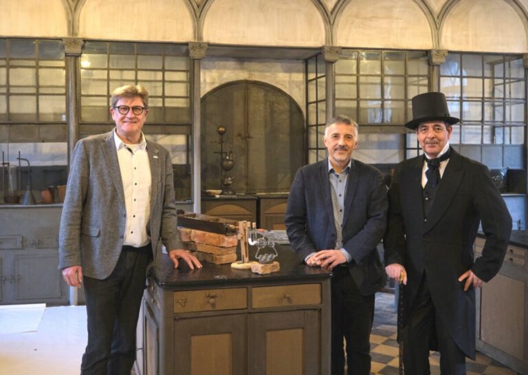 Die Umbauarbeiten im Liebig-Museum sind bis September 2025 veranschlagt. Prof. Dr. Gerd Hamscher, Vorsitzender der Justus Liebig-Gesellschaft (Mitte), und Matthias Funk, Technischer Vorstand der SWG (links), freuen sich darüber, dass das Gebäude künftig mit umweltschonender Fernwärme beheizt wird. Nach der Modernisierung kann Dr. Stephan Becker (rechts) seine spannende Experimentalvorlesung wieder an alter Stelle halten. Wegen des Brandes hat er die mobilen Experimente „Liebig to go“ entwickelt (Foto: Stadtwerke Gießen)