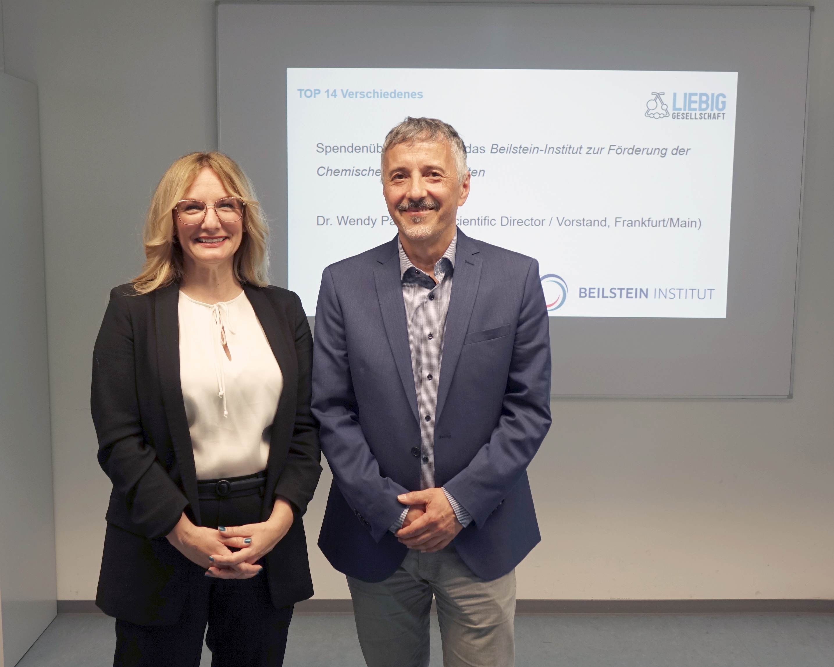 Dr. Wendy Patterson, Wissenschaftlicher Vorstand des Beilstein-Instituts, mit Professor Dr. Gerd Hamscher, dem 1. Vorsitzenden der Justus-Liebig Gesellschaft zu Gießen e. V., bei der Spendenübergabe für die Renovierung des Liebig-Museums (Foto: Manuel Heinrich, Justus Liebig-Gesellschaft zu Gießen e. V.).