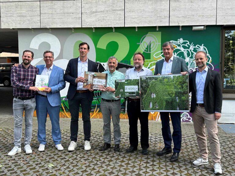 Spendenübergabe vor einem neuen Wandbild mit Kai Krieger (3Steps), Thomas Gehrke, Dr. Philipp Schönbach, Prof. Gerd Hamscher (Liebigmuseum), Prof. Volker Wissemann (Botanischer Garten), Dr. Rainer Langner und Dr. Jan Keller (v. l.)