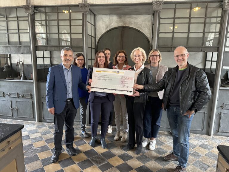 Gruppenfoto im historischen Labor: Verantwortliche des Liebig Museums und Gießener Soroptimistinnen bei der symbolischen Scheckübergabe im Liebig-Museum.