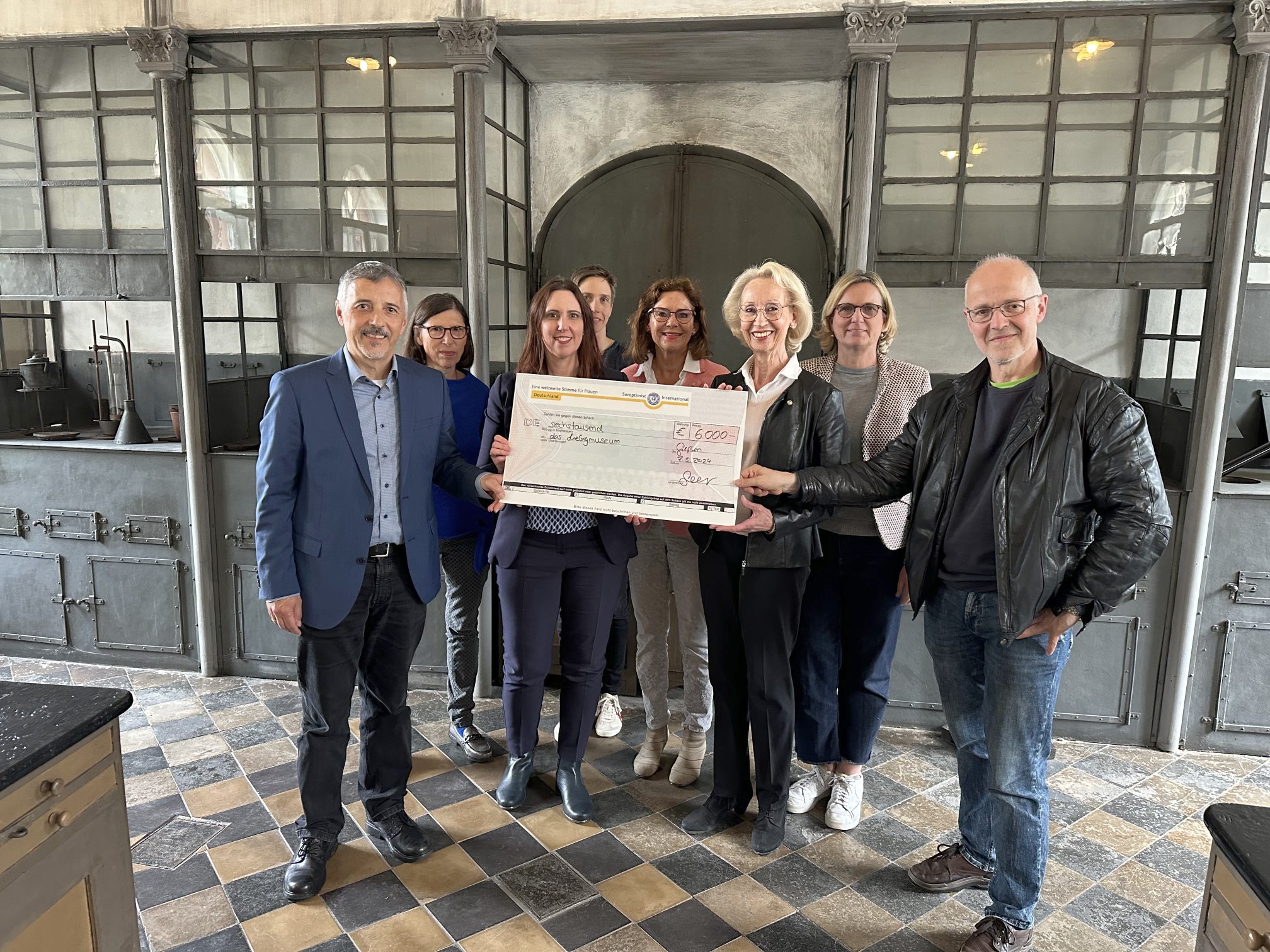 Gruppenfoto im historischen Labor: Verantwortliche des Liebig Museums und Gießener Soroptimistinnen bei der symbolischen Scheckübergabe im Liebig-Museum.