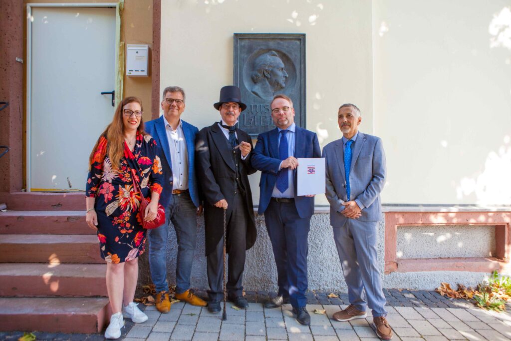 Kunst- und Kulturminister Timon Gremmels bei der Übergabe der Auszeichnung an das Liebigmuseum Gießen. Auf dem Bild zu sehen sind von links nach rechts: Nina Heidt-Sommer (MdL), Oberbürgermeister Frank-Tilo Becher, Dr. Stephan Becker als „Liebig”, Kunst- und Kulturminister Timon Gremmels und 1. Vorsitzenden Prof. Dr. Gerd Hamscher © Johannes Voigt